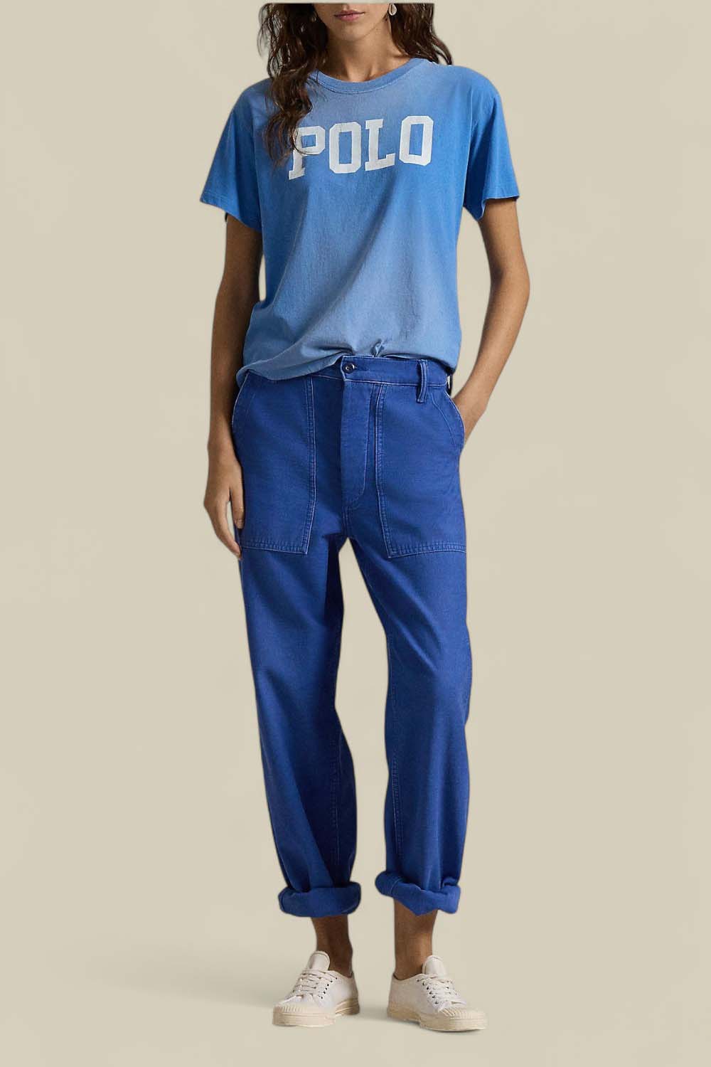 תמונת כל הלוק של חולצת טי